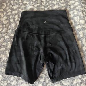 lululemon super high rise heritage 365 camo 6 inch align shorts